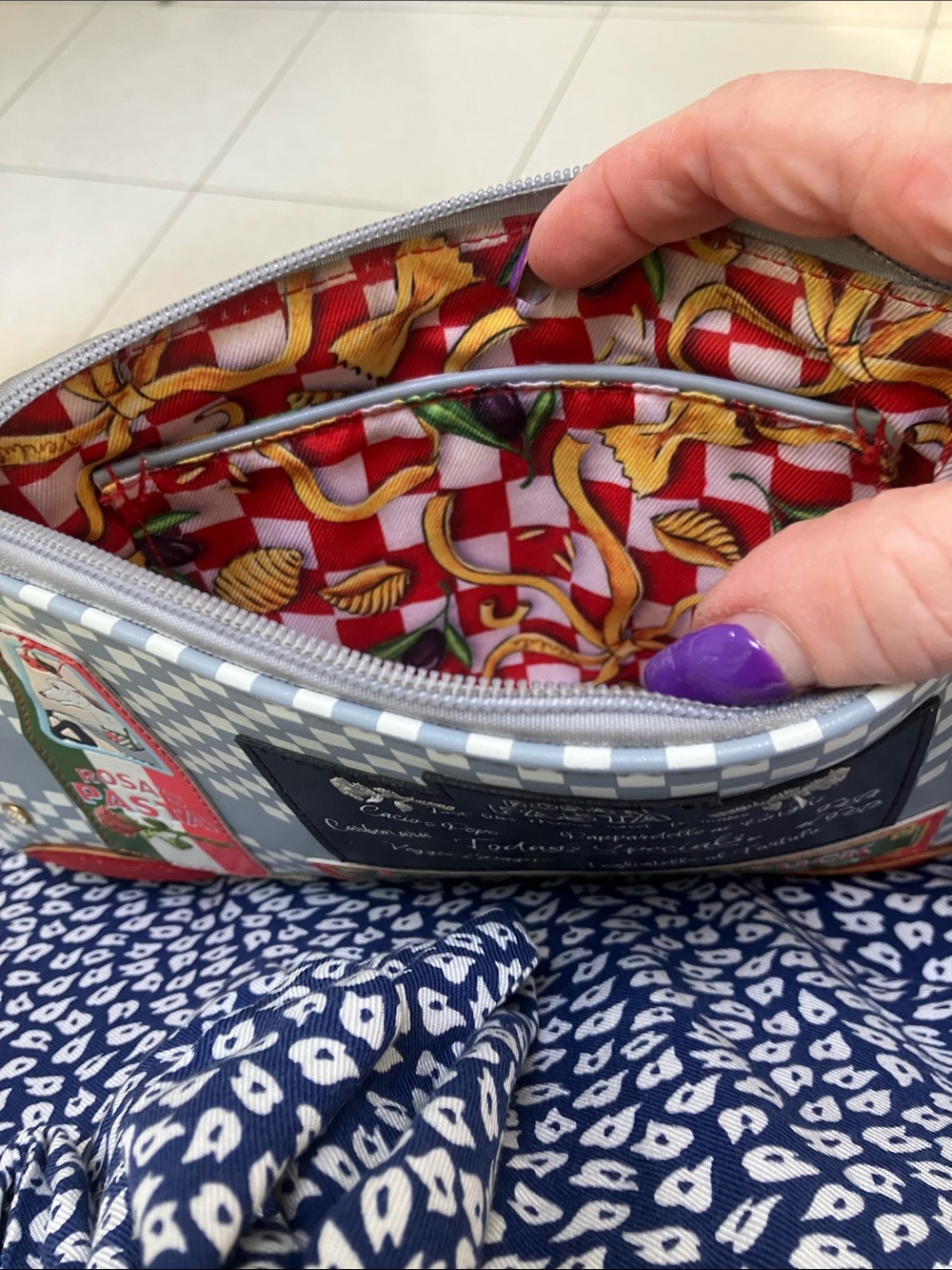 VENDULA!! “Rosa's Pasta Truck" Grey Crossbody Bag - Picture 9 of 10